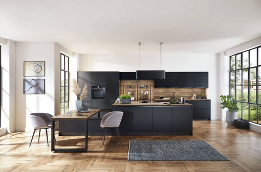 Bei xeno Küchen dominieren aktuell softmatte schwarze Oberflächen, die dem Raum eine stilvolle Ausstrahlung verleihen.